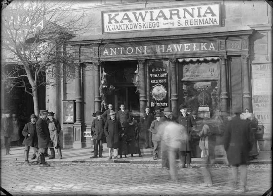 Antoni Hawelka spice-shop and café, photography by Ignacy Krieger, circa 1913