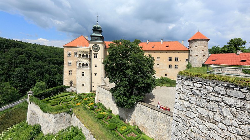The entrance and garden of the castle in Pieskowa Skala
